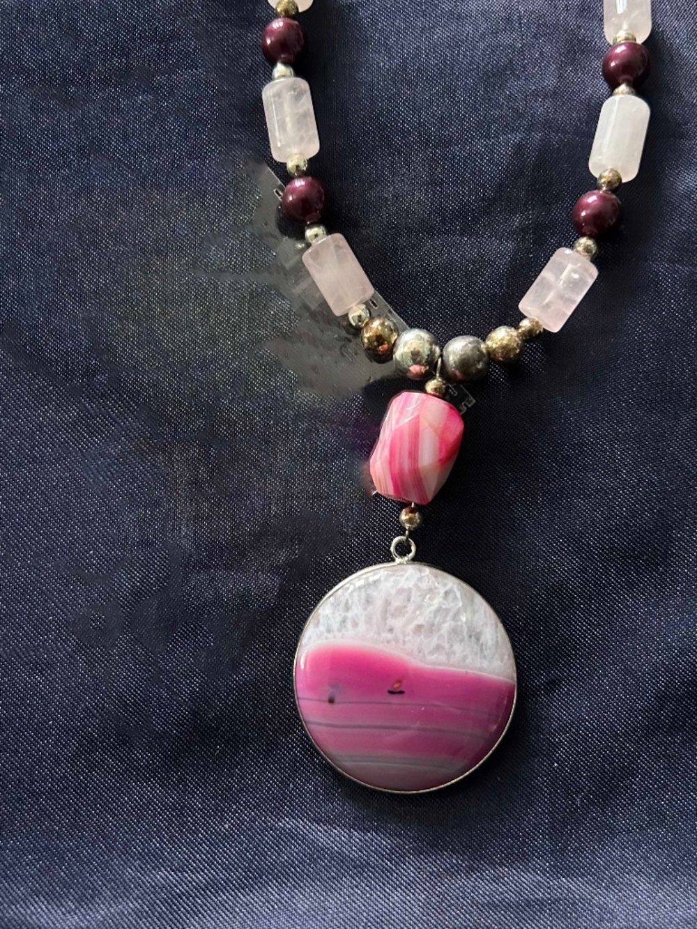 NECKLACE TWO SIDED PINK/WHITE ROUND AGATE WITH PINK/WHITE BEAD & WHITE & PURPLE